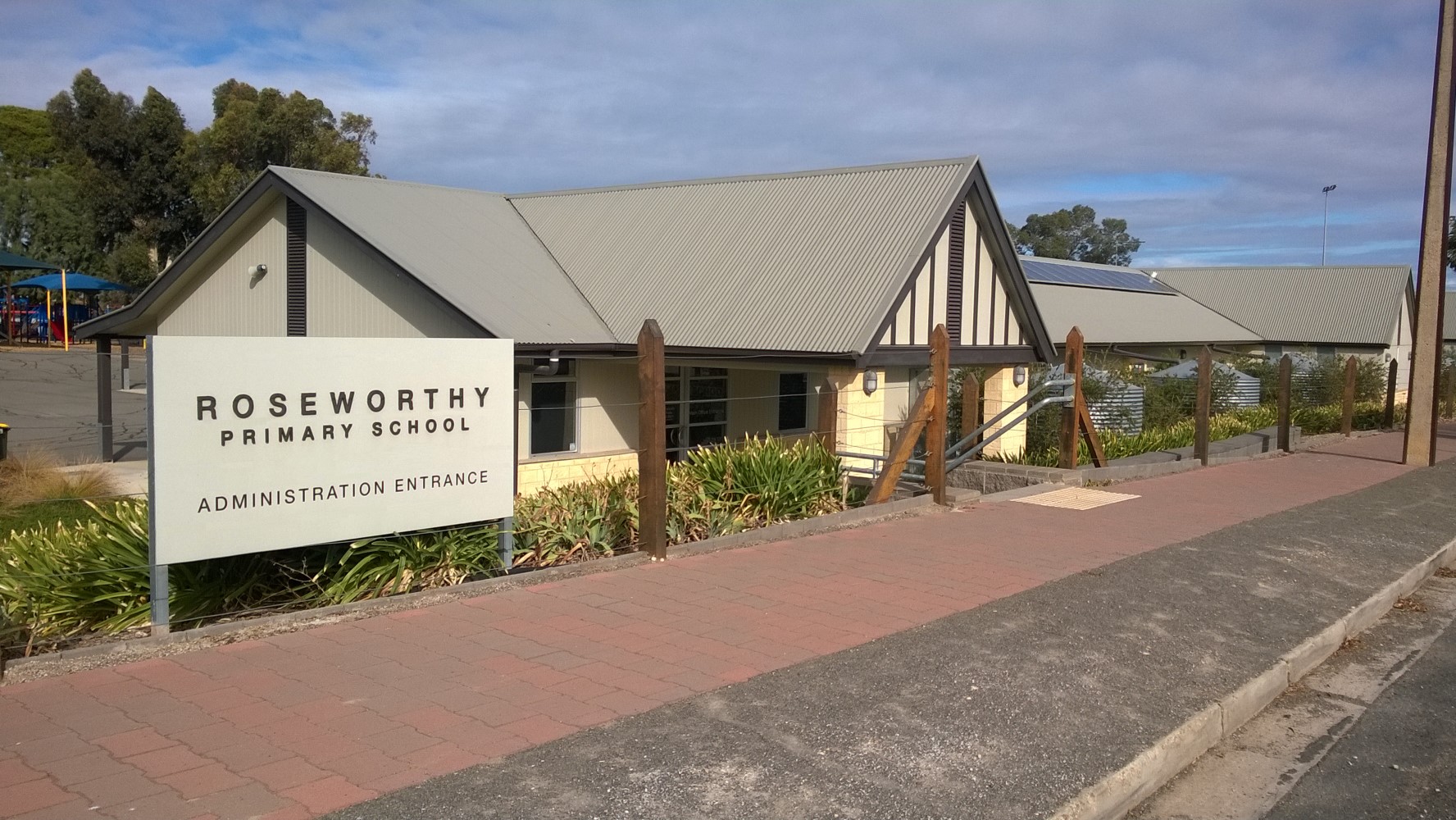 Photograph of Roseworthy Primary School - northern entrance